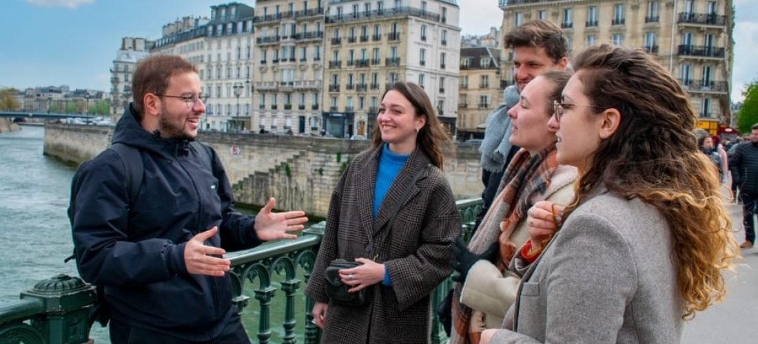 hire a tour guide in paris